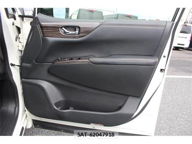 Nissan ELGRAND 2015-07 8870938-17