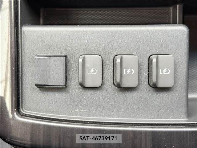 Nissan ELGRAND 2019-03 8879621-14