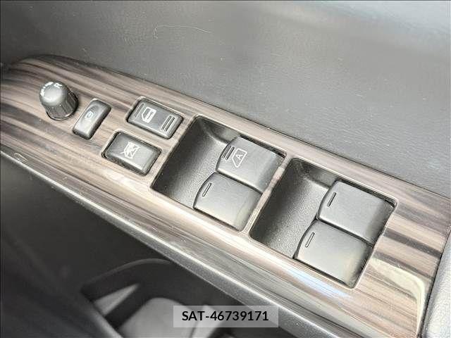 Nissan ELGRAND 2019-03 8879621-28