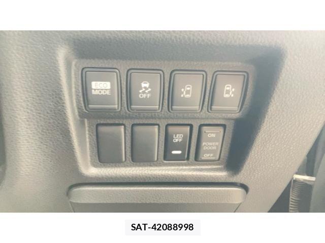 Nissan ELGRAND 2011-12 8879629-13