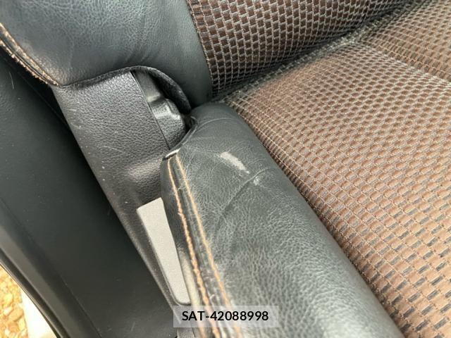 Nissan ELGRAND 2011-12 8879629-24