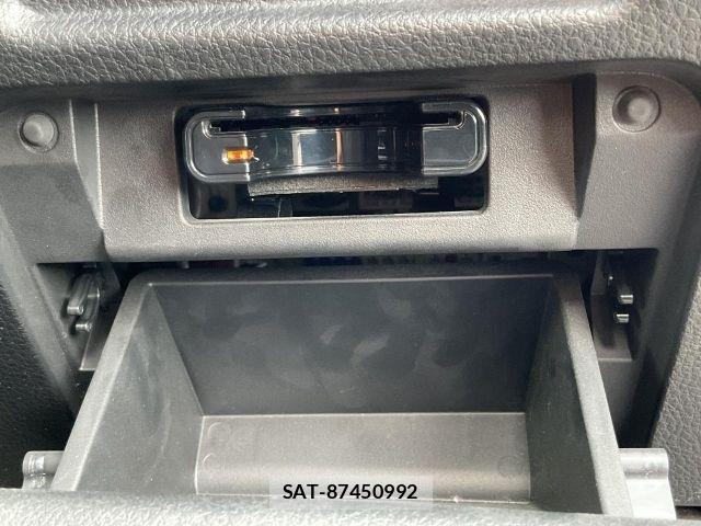 Nissan ELGRAND 2017-01 8883576-21