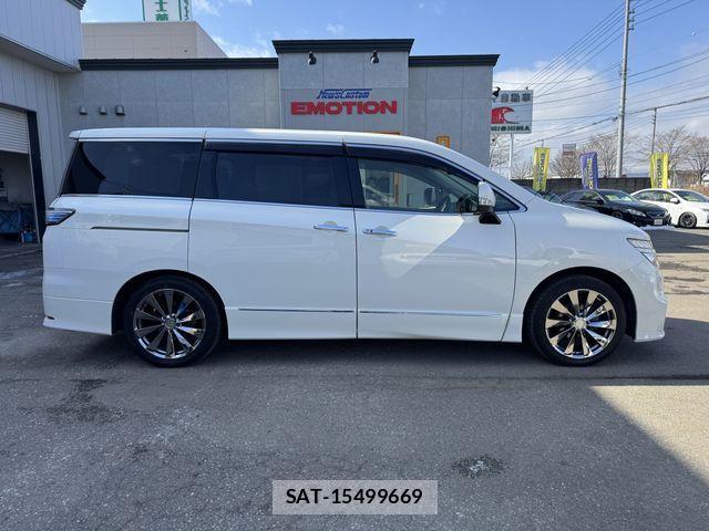 Nissan ELGRAND 2018-02 3668391-12