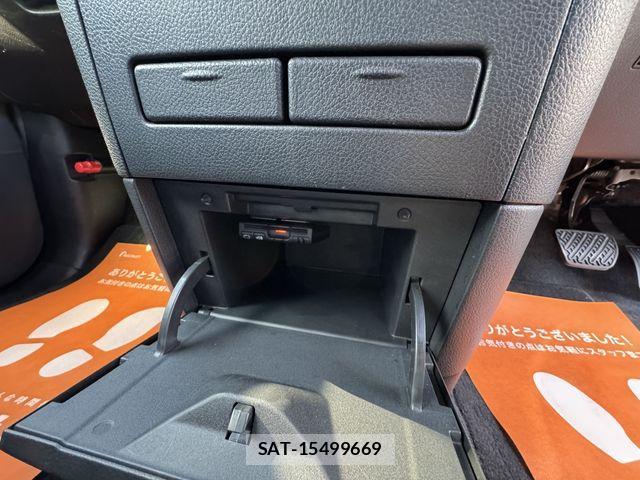 Nissan ELGRAND 2018-02 3668391-23