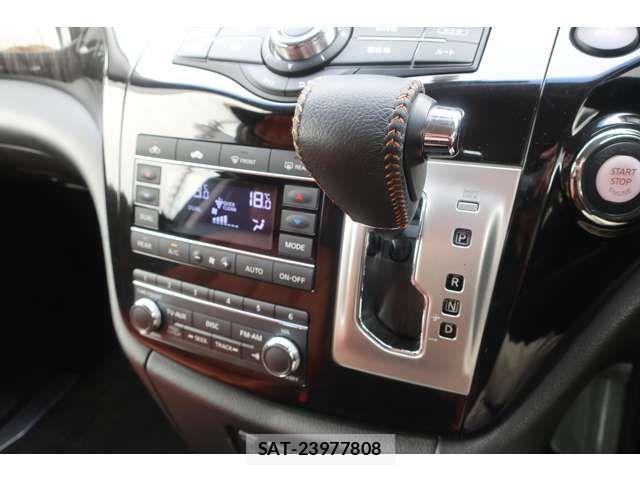 Nissan ELGRAND 2018-03 6904734-11