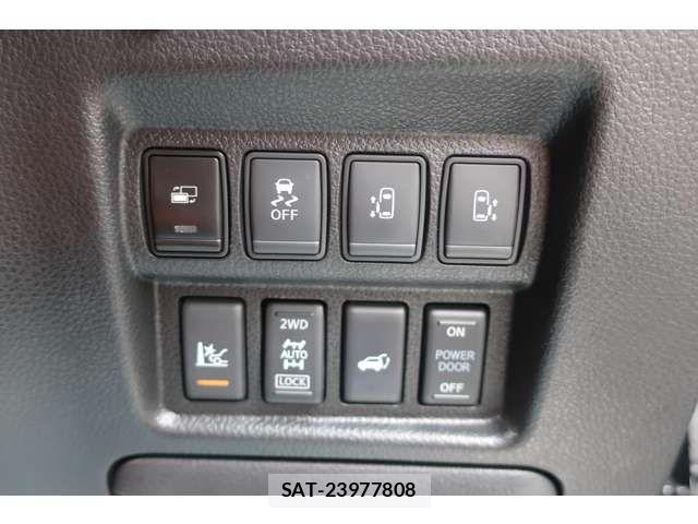 Nissan ELGRAND 2018-03 6904734-17