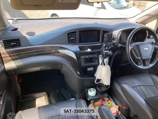 Nissan ELGRAND 2017-08 7784667-13