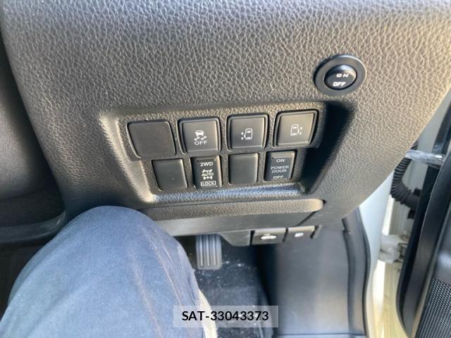 Nissan ELGRAND 2017-08 7784667-22