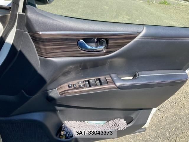 Nissan ELGRAND 2017-08 7784667-23