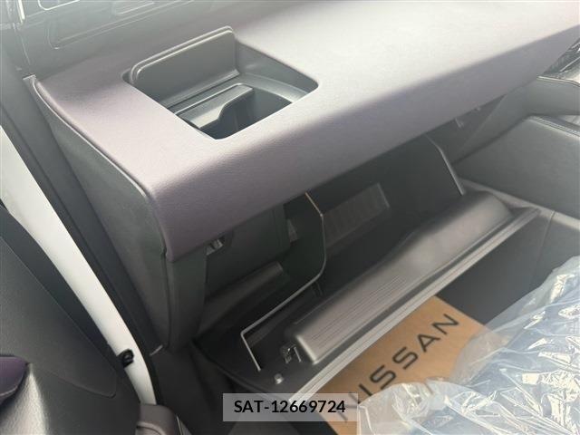 Nissan ELGRAND 2026-08 8365760-22