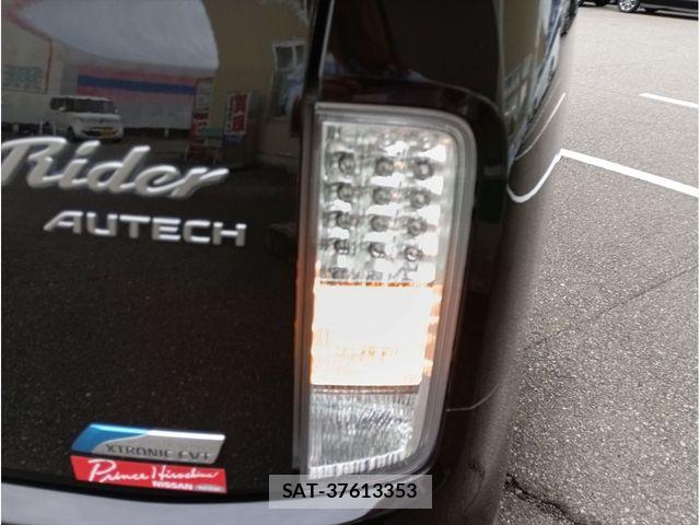 Nissan ELGRAND 2012-02 8879632-5