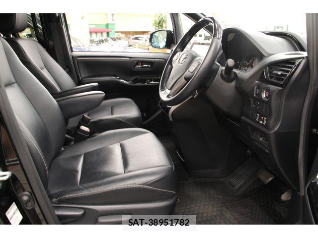 Toyota ESQUIRE 2018-01 1164840-3