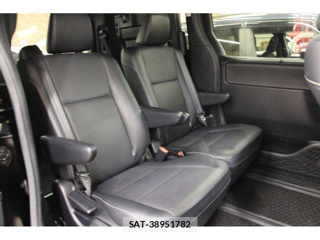 Toyota ESQUIRE 2018-01 1164840-4