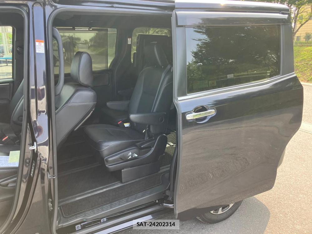 Toyota ESQUIRE 2018-04 1310150-9