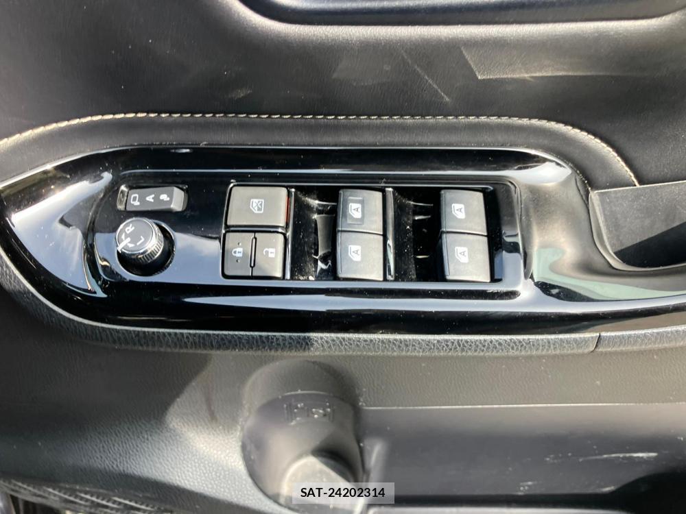 Toyota ESQUIRE 2018-04 1310150-22