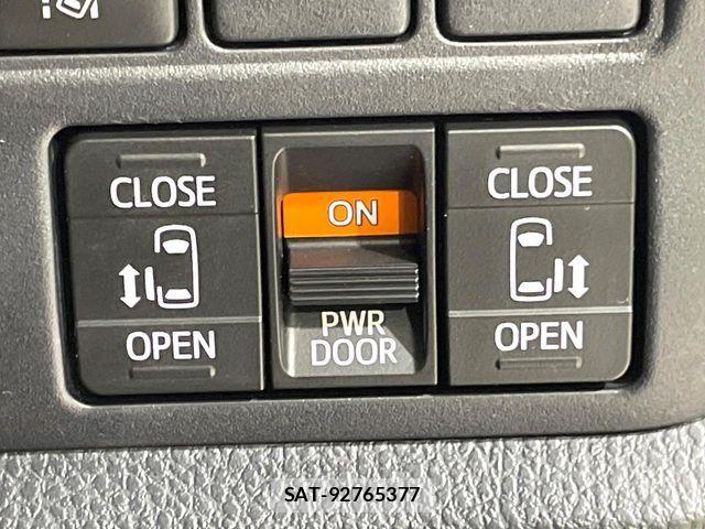 Toyota ESQUIRE 2016-05 7020416-2