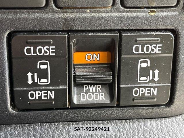 Toyota ESQUIRE 2019-05 8129940-6
