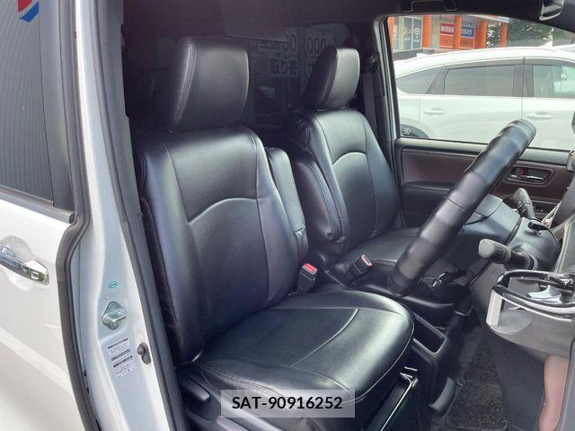 Toyota ESQUIRE 2017-12 8438102-8