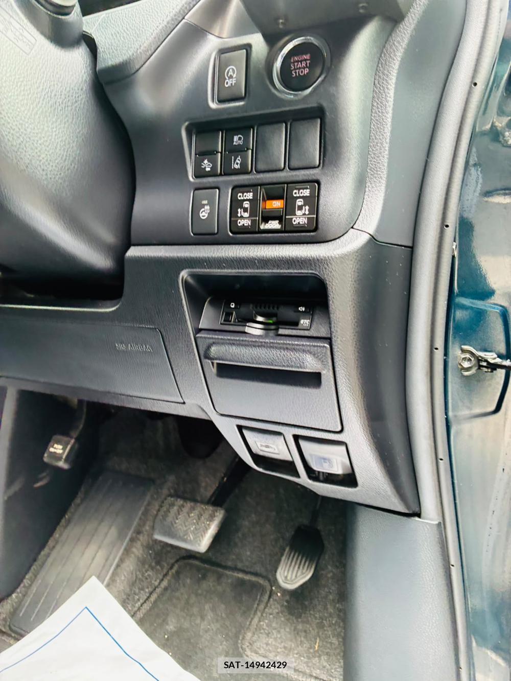 Toyota ESQUIRE 2019-01 8772818-16