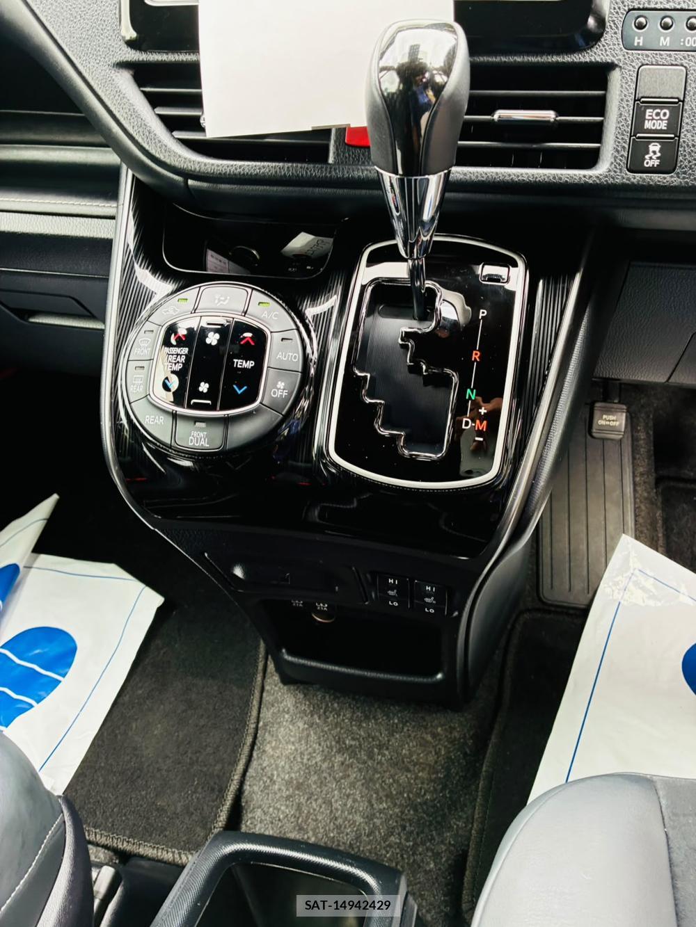 Toyota ESQUIRE 2019-01 8772818-21