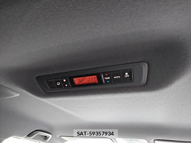 Toyota ESQUIRE 2017-08 8828921-23
