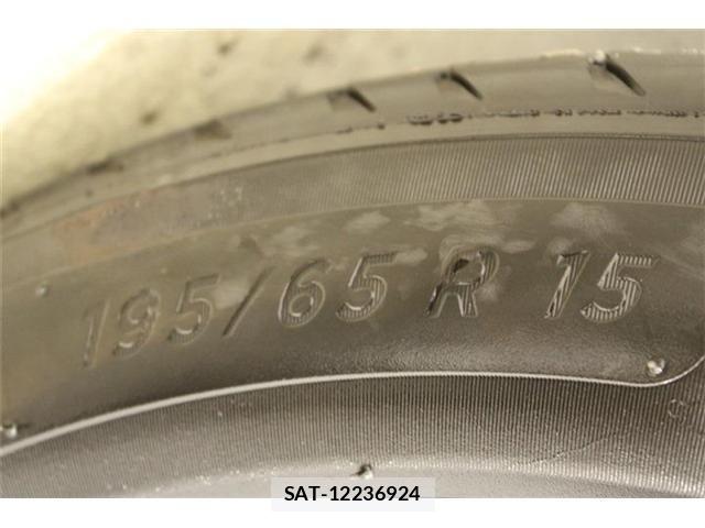 Toyota ESQUIRE 2019-09 8828923-26