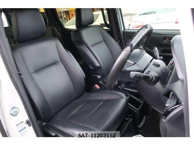 Toyota ESQUIRE 2017-07 6214359-1