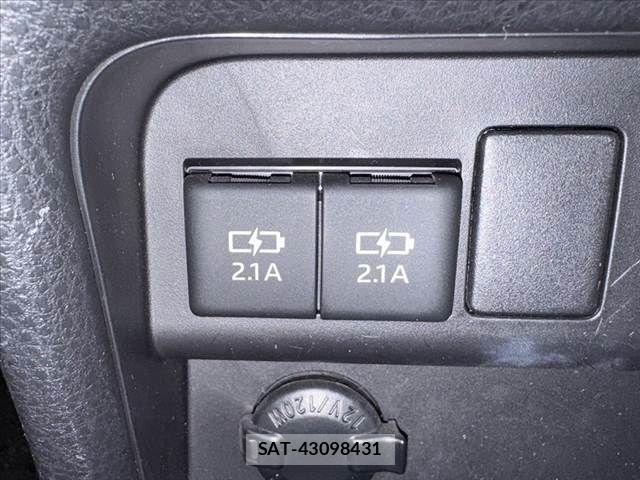 Toyota ESQUIRE 2017-09 8073680-29