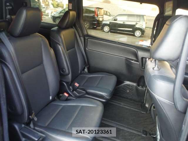 Toyota ESQUIRE 2017-09 8207431-17