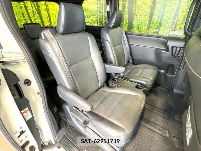 Toyota ESQUIRE 2017-08 8626666-8