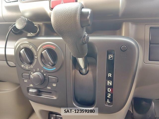 Suzuki EVERY 2023-02 6904871-25