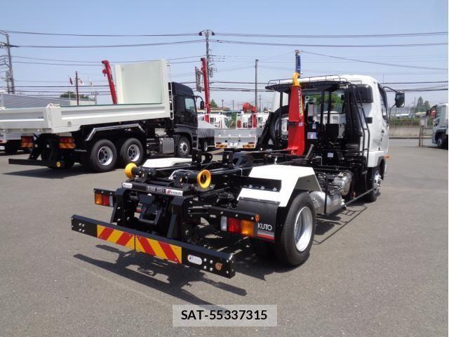 Mitsubishi FIGHTER 2024-10 695610-2