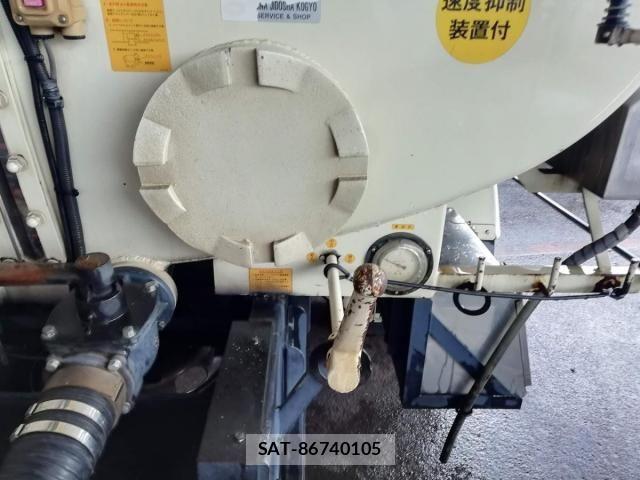 Mitsubishi FIGHTER 2010-05 1554097-16