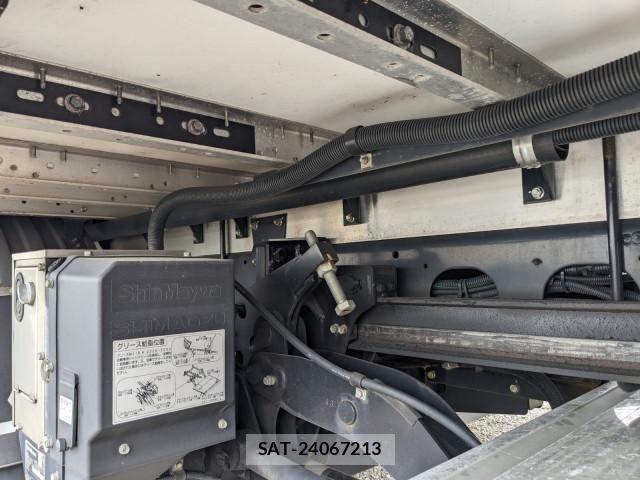 Mitsubishi FIGHTER 2023-09 1742896-24