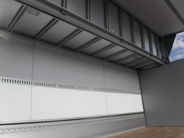 Mitsubishi FIGHTER 2023-04 2385830-28