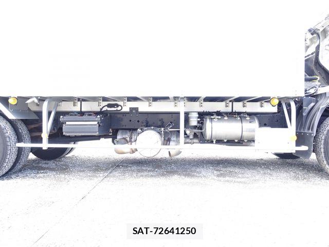 Mitsubishi FIGHTER 2016-03 5867603-22
