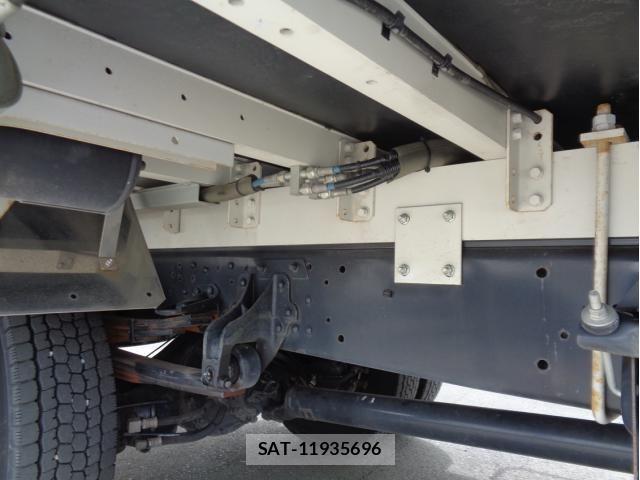 Mitsubishi FIGHTER 2022-10 6005743-15