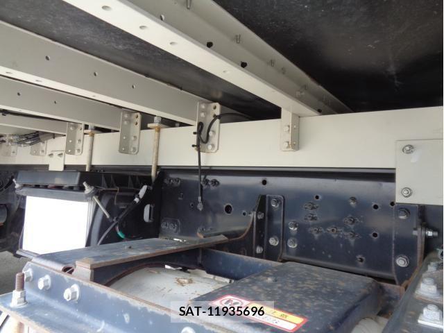 Mitsubishi FIGHTER 2022-10 6005743-18