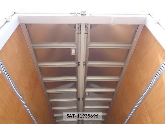 Mitsubishi FIGHTER 2022-10 6005743-5