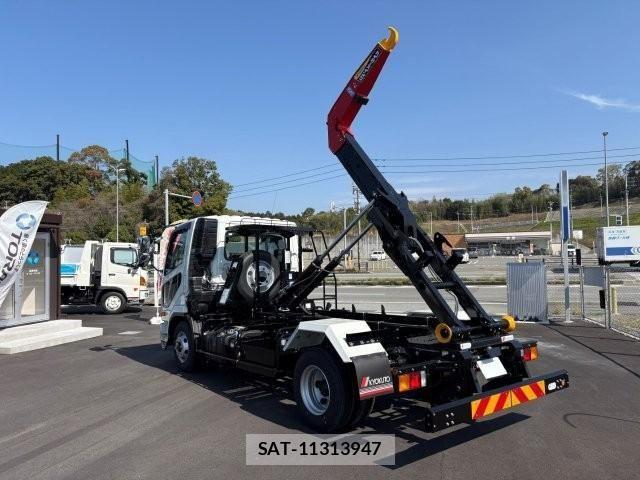 Mitsubishi FIGHTER 2025-11 6304081-12