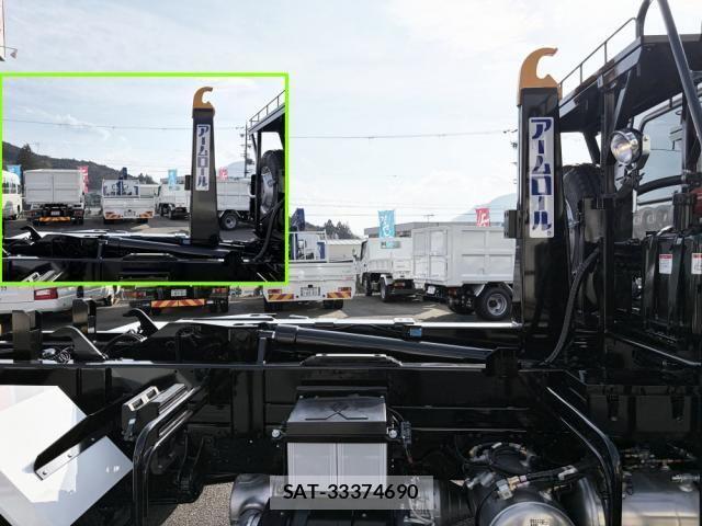 Mitsubishi FIGHTER 2025-11 6304088-11