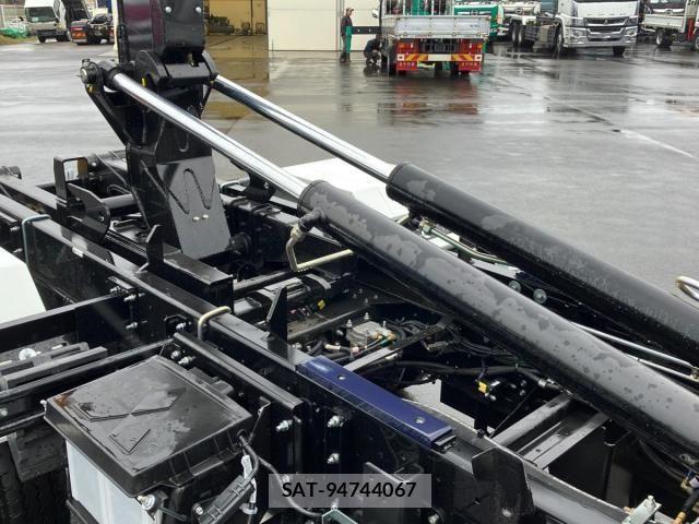 Mitsubishi FIGHTER 2025-11 6675923-8