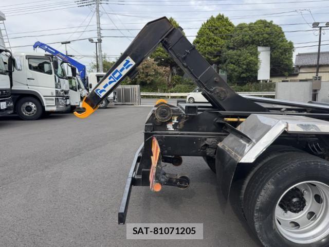 Mitsubishi FIGHTER 2011-08 6905049-10