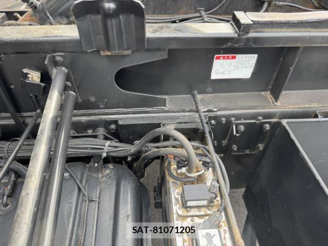 Mitsubishi FIGHTER 2011-08 6905049-19