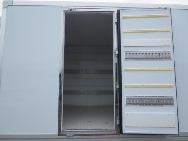 Mitsubishi FIGHTER 2025-12 7306671-10