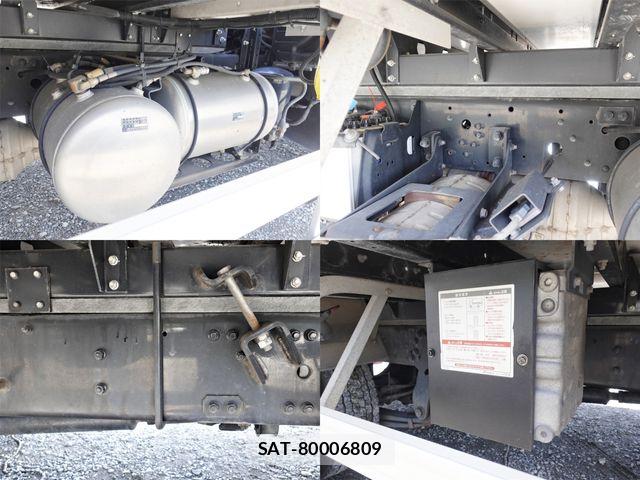 Mitsubishi FIGHTER 2015-08 7327037-21