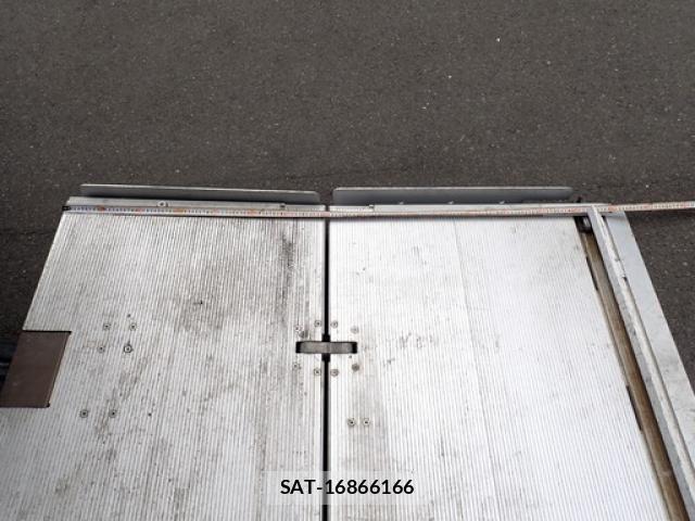 Mitsubishi FIGHTER 2016-03 7357738-28