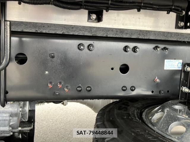 Mitsubishi FIGHTER 2025-04 7357732-13