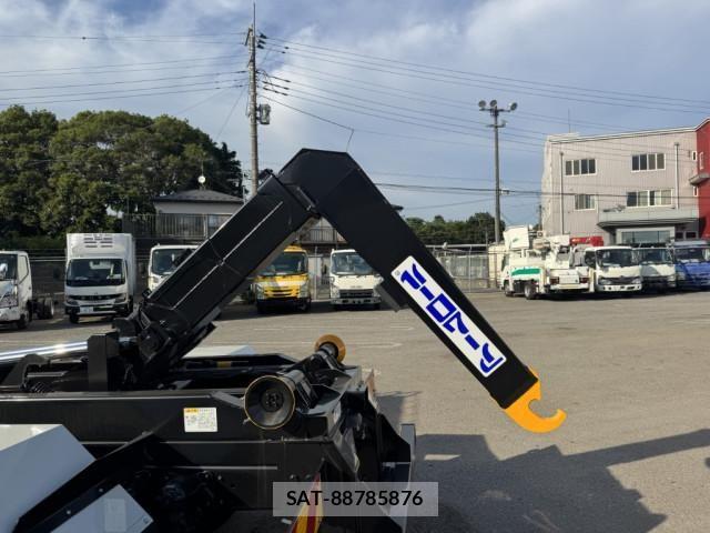 Mitsubishi FIGHTER 2025-10 7500562-13