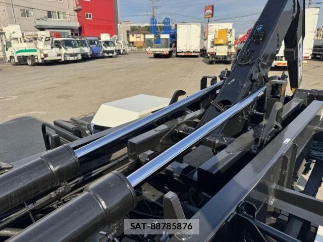 Mitsubishi FIGHTER 2025-10 7500562-15